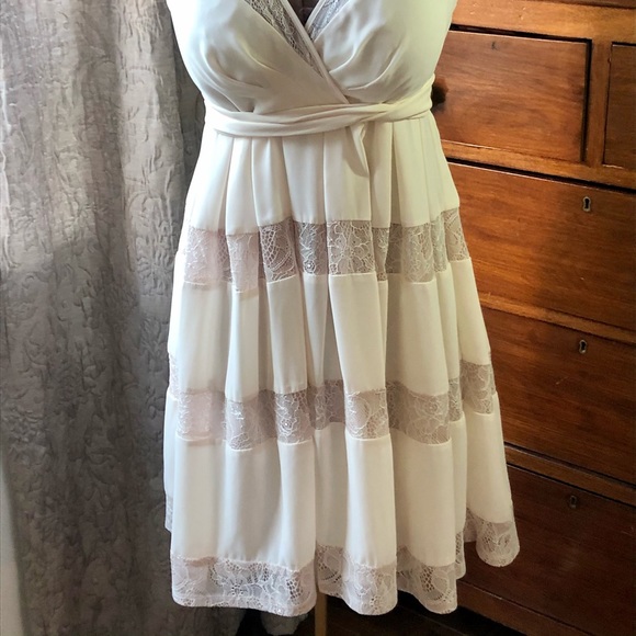 A line cream and lace dress - Picture 3 of 5